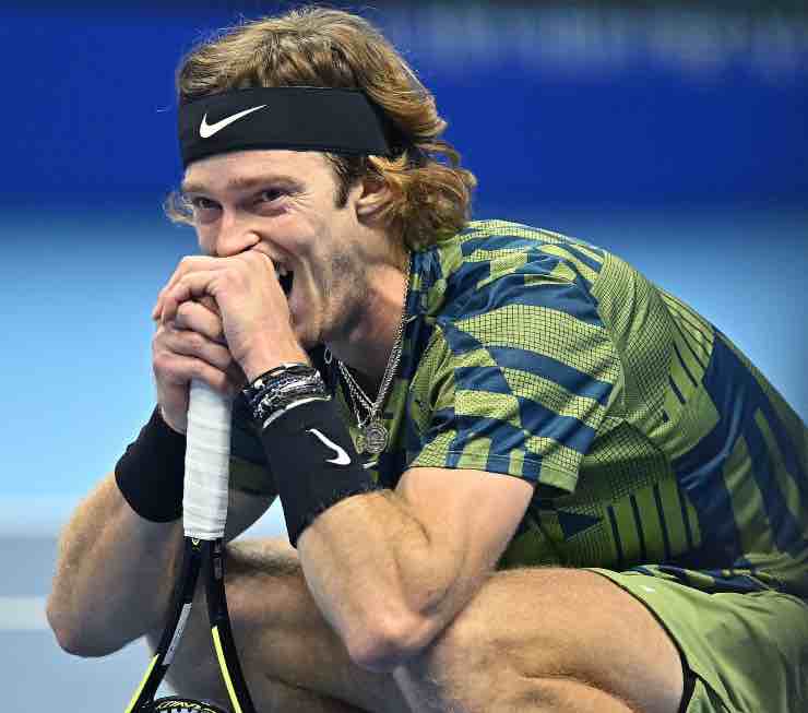 critiche tsitsipas